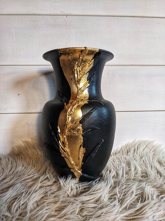 Vase noir / feuille d'or