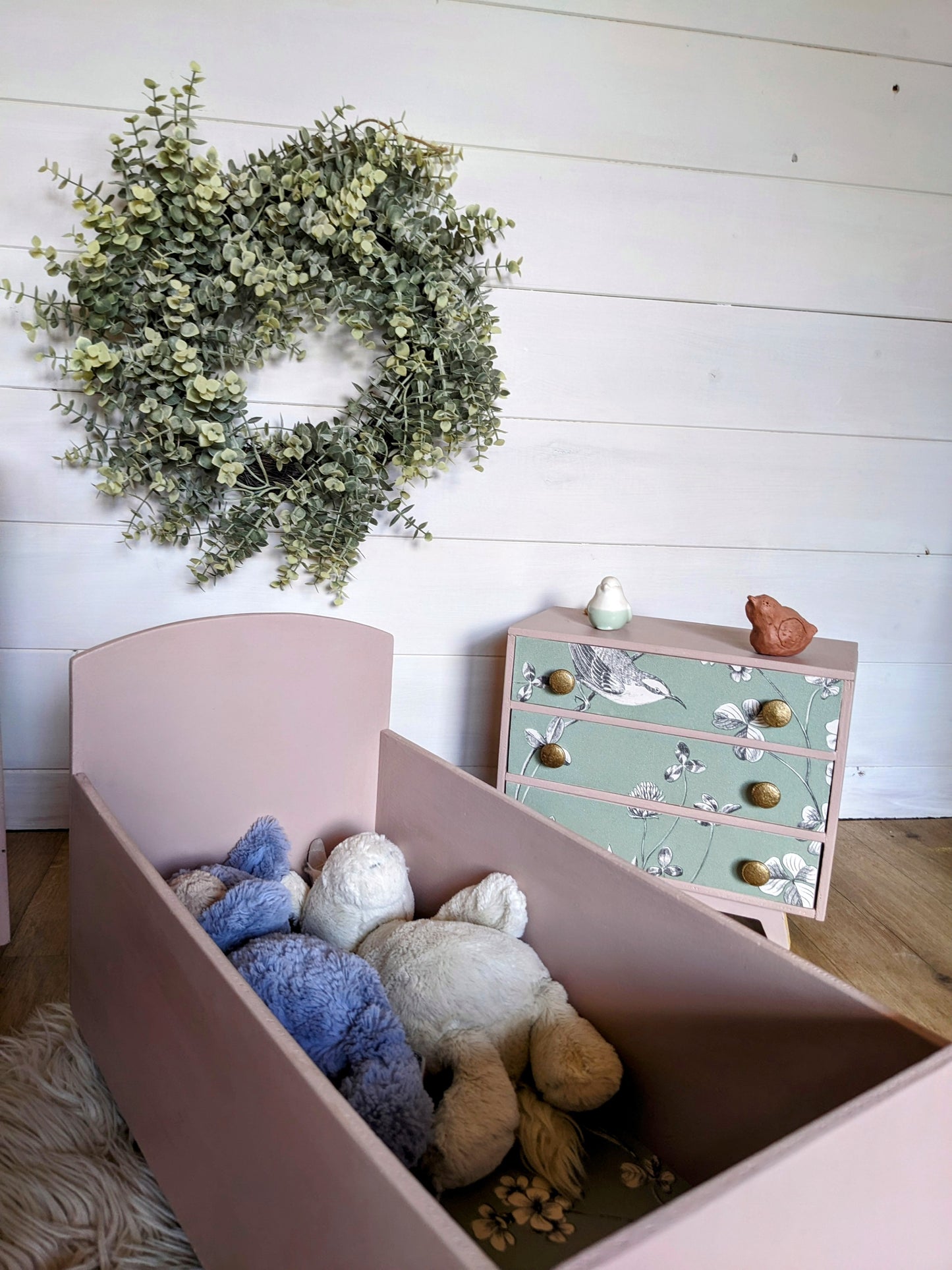 Chambre de poupée vintage rose poudré en bois