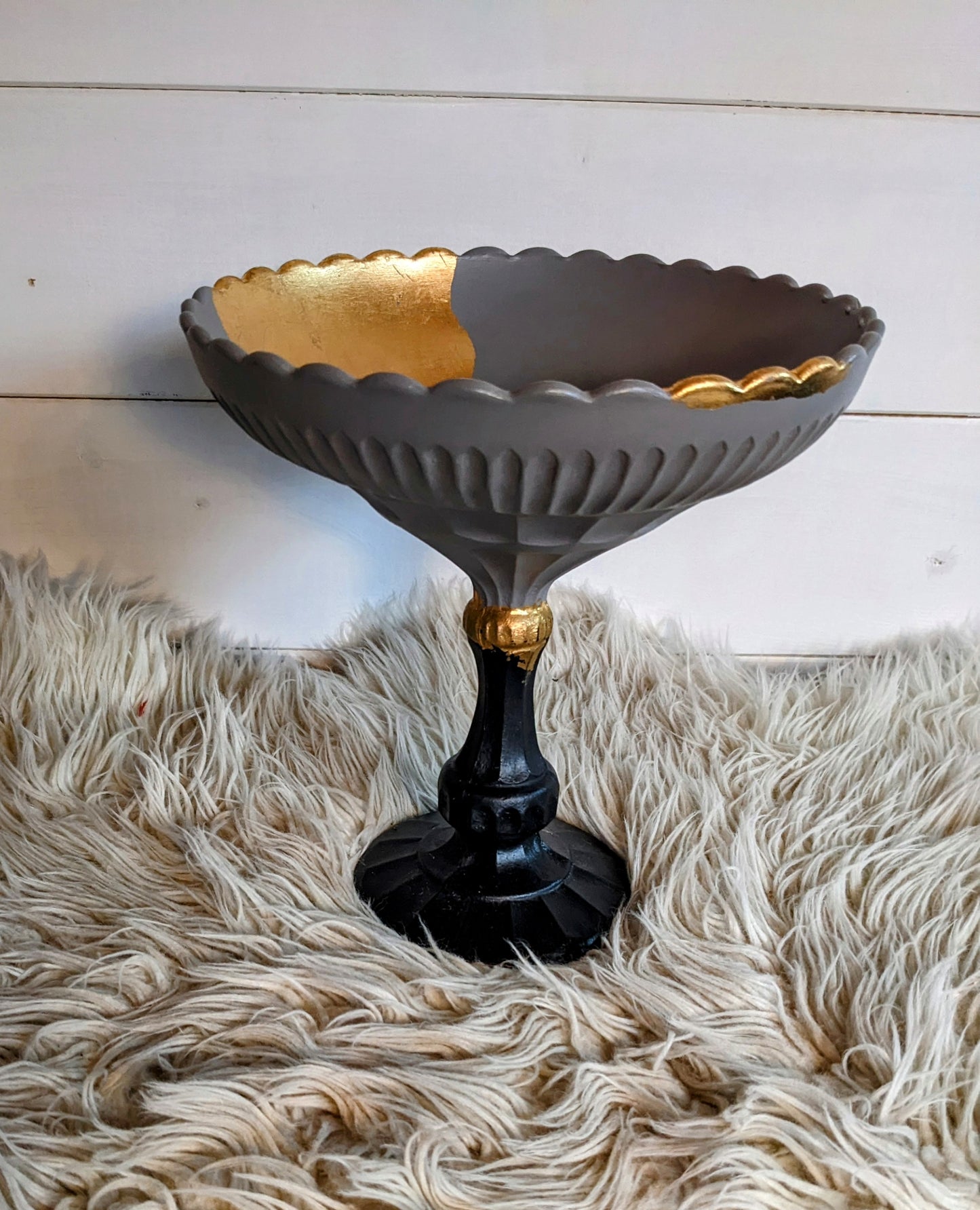 Coupe grise et feuille d'or