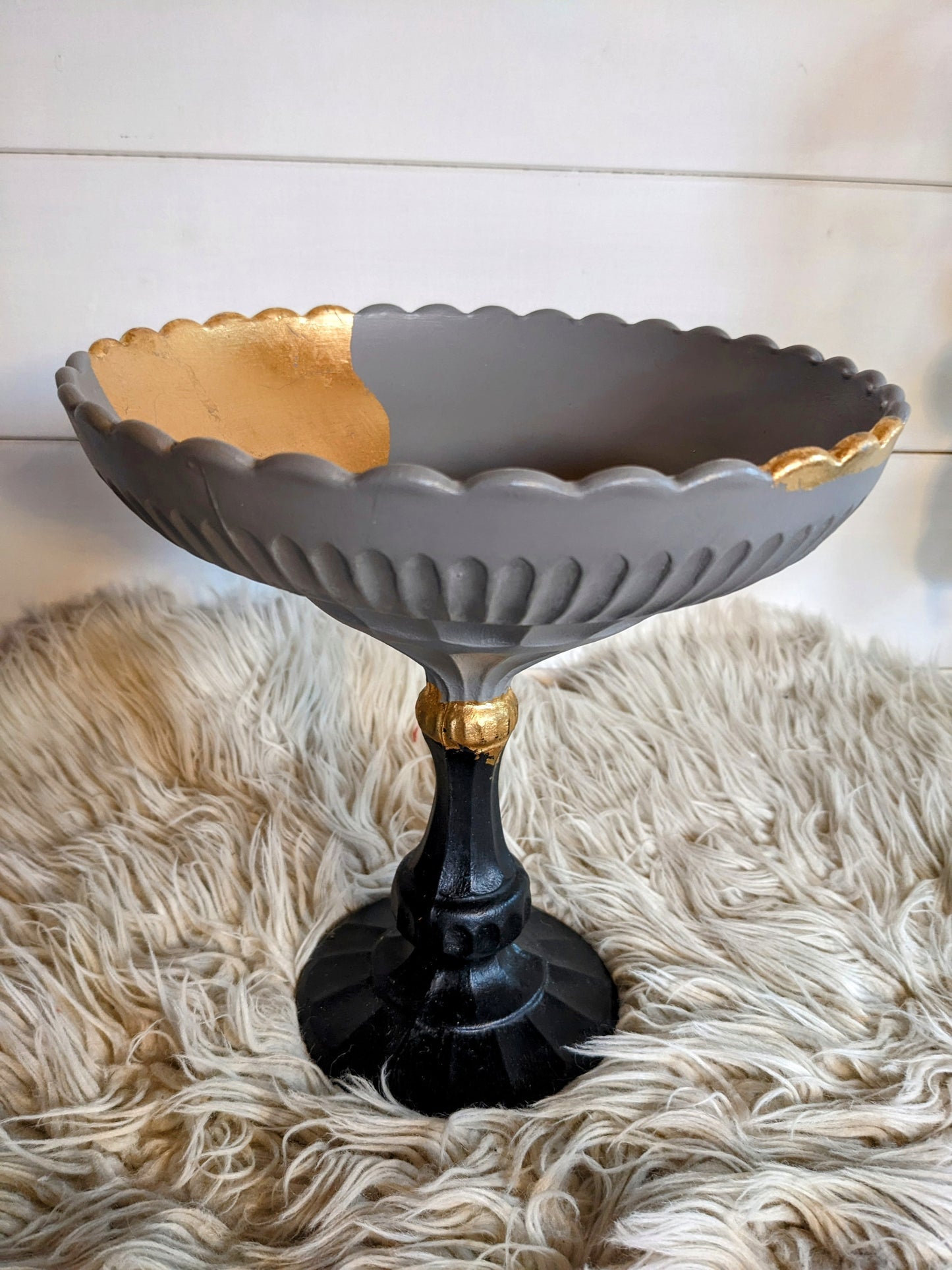 Coupe grise et feuille d'or