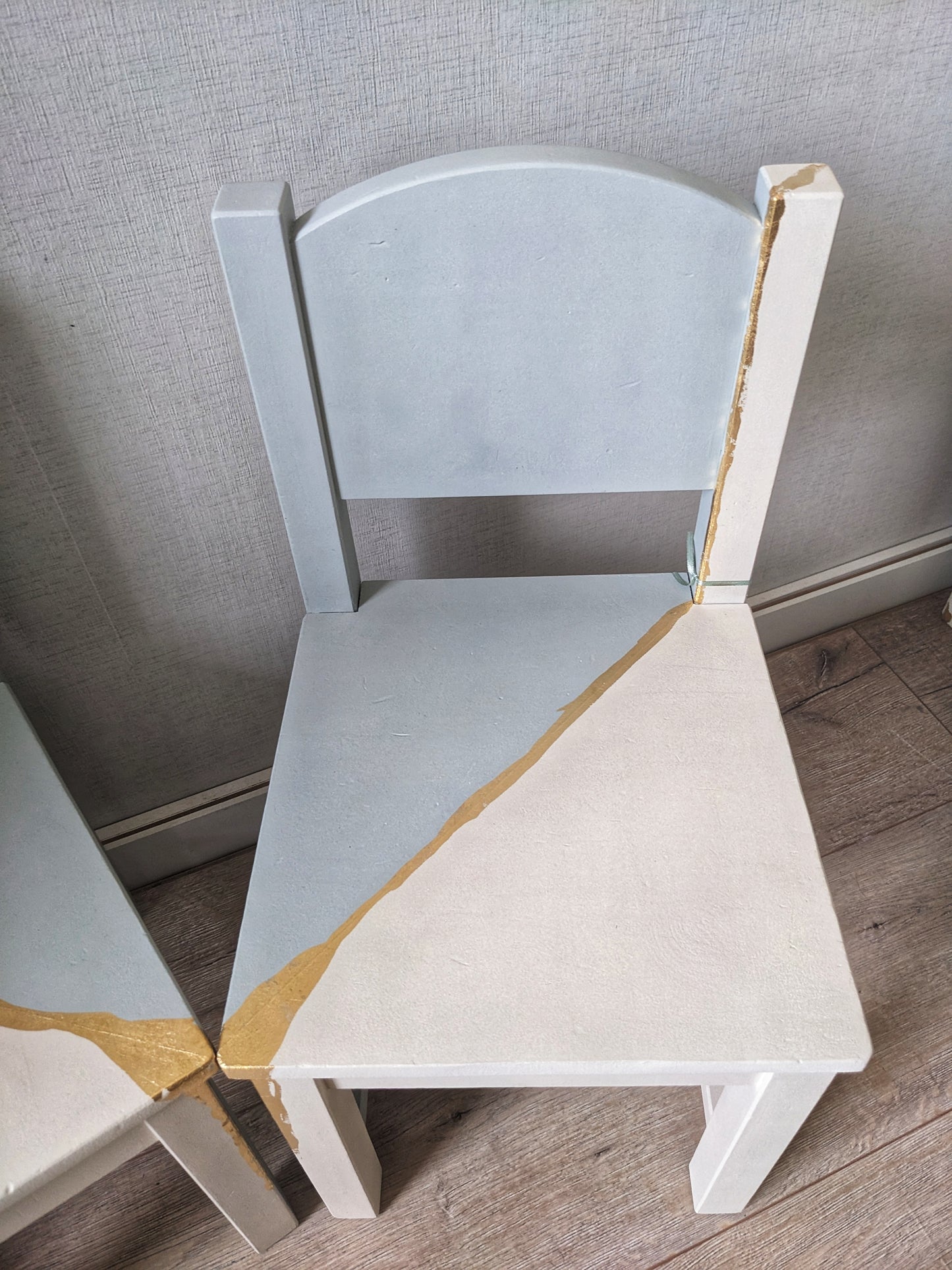 Paire de chaises en bois blanches, bleues et feuilles d'or