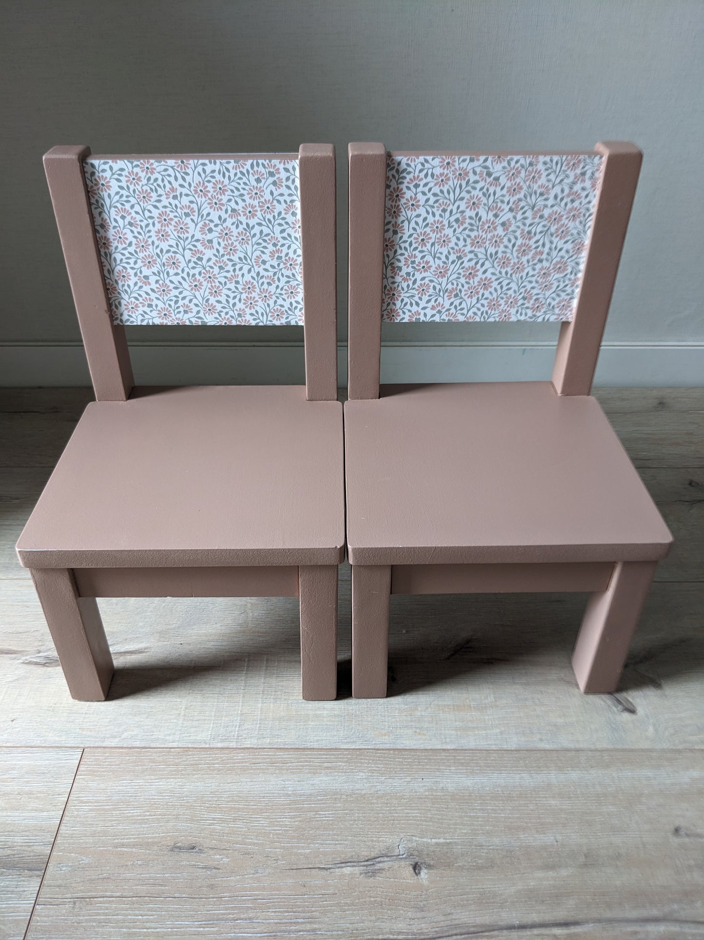 Paire de chaises de poupées rose et papier peint fleuri