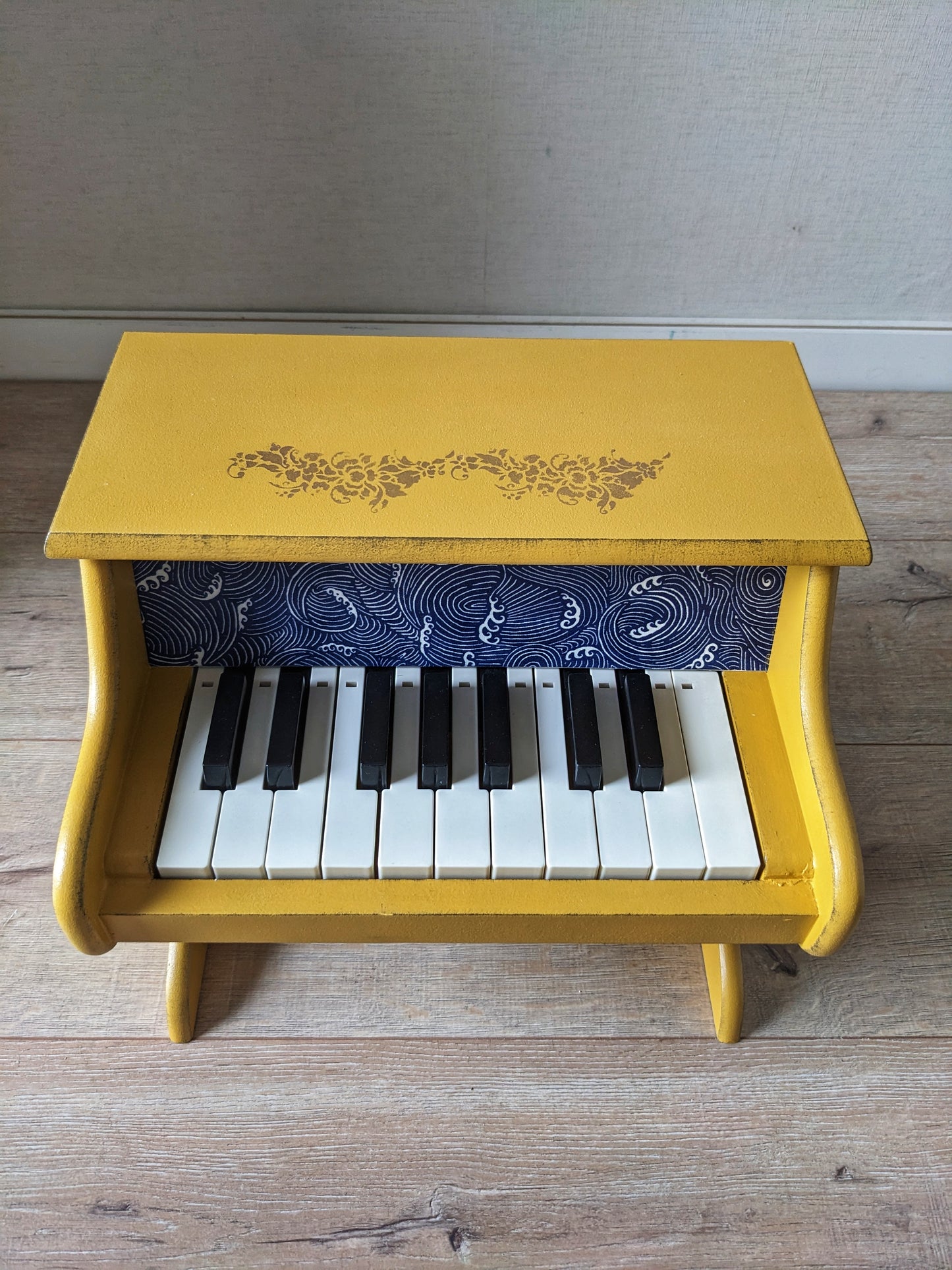 Piano jaune / tissu bleu