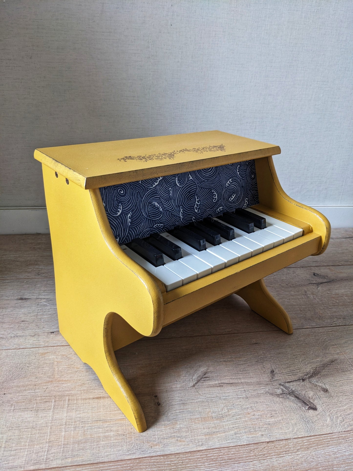 Piano jaune / tissu bleu