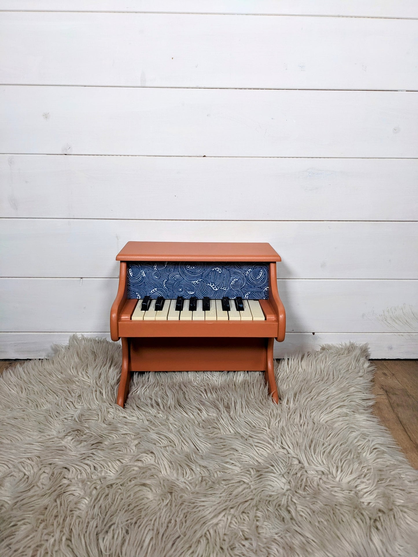 Piano en bois terracotta / tissu bleu
