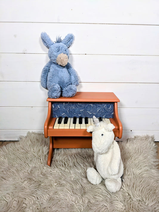 Piano en bois terracotta / tissu bleu