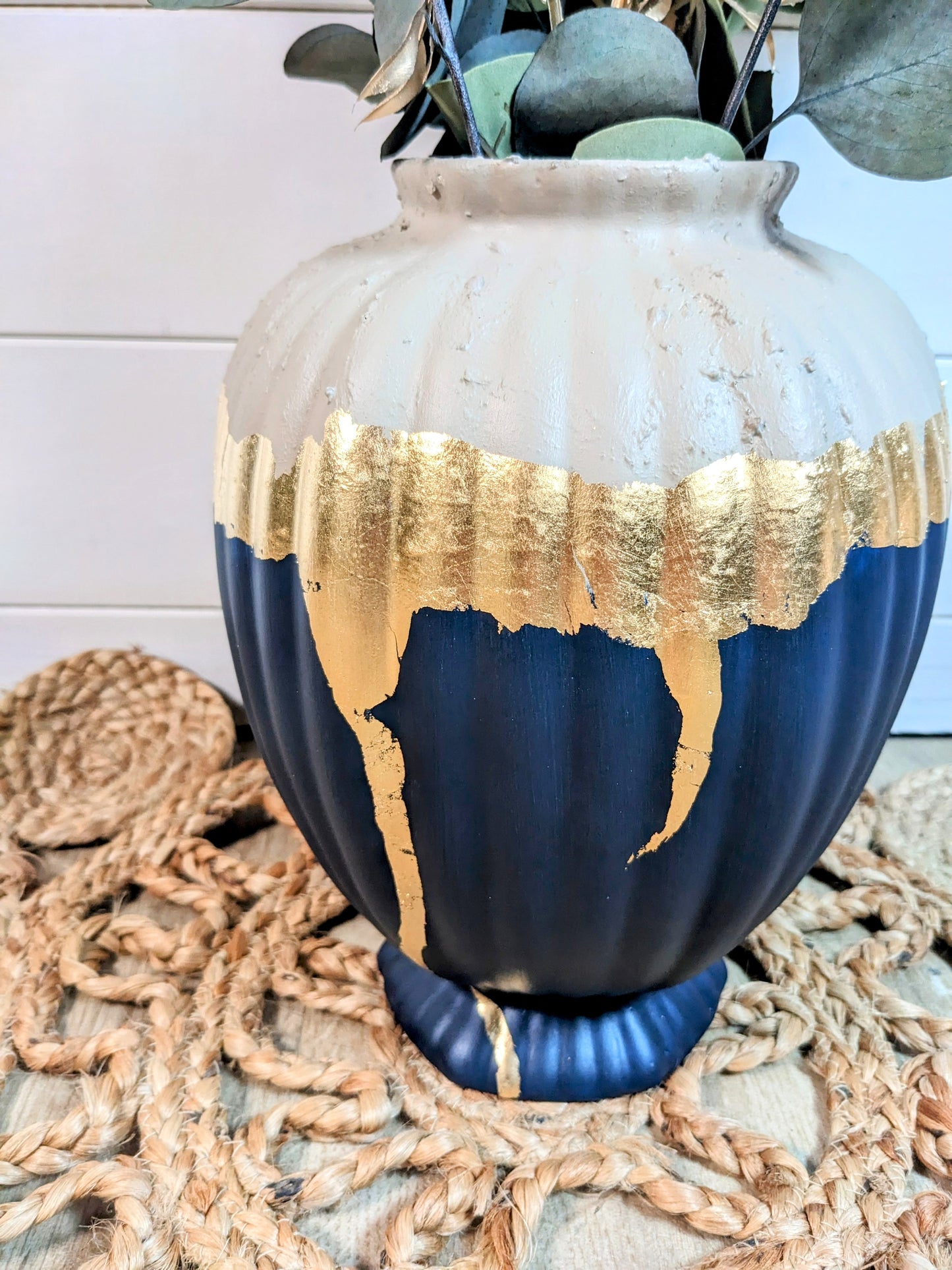 Vase bleu marine et beige avec relief et feuille d'or