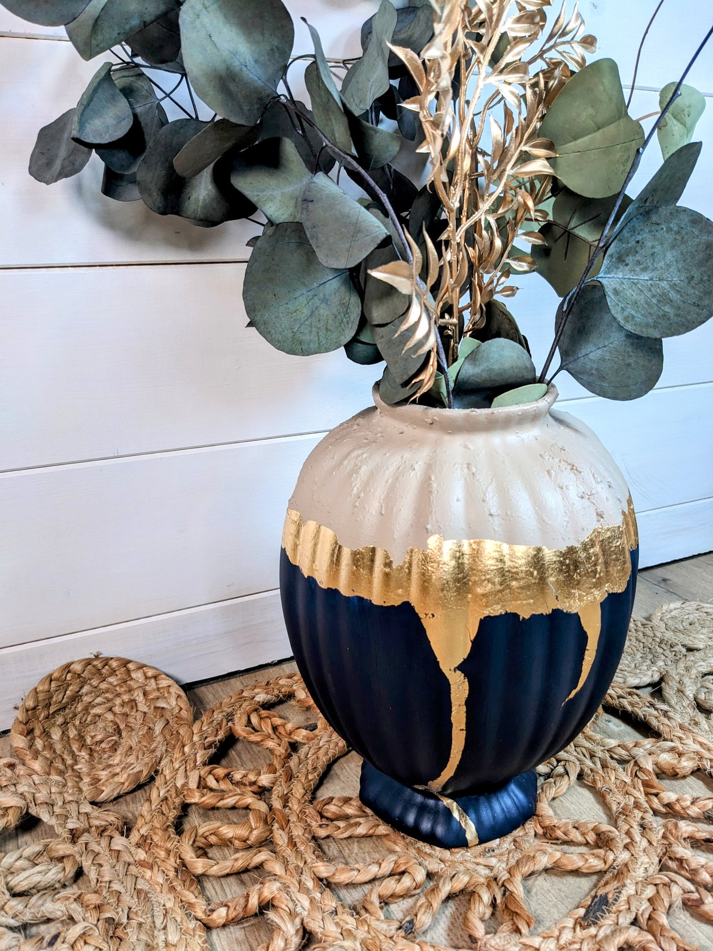 Vase bleu marine et beige avec relief et feuille d'or